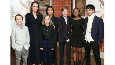 Angelina Jolie dan anak-anaknya