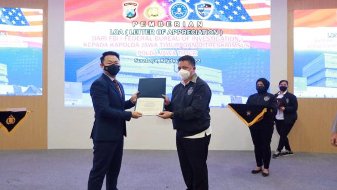 FBI saat menyerahkan penghargaan ke Polda Jatim pada Selasa, 8 Februari 2022.