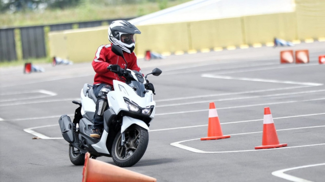 Wartawan VIVA Otomotif saat Menjajal Honda Vario 160 di Cikarang, Jawa Barat.