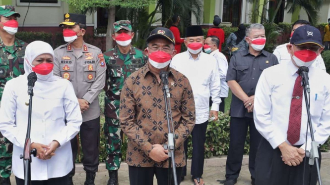 Menko PMK Muhadjir Effendy  saat memantau uji klinis Fase 1 vaksin Merah Putih.