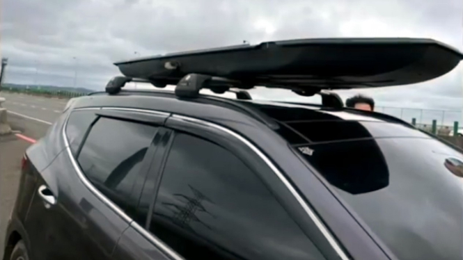 Roof box mobil rusak saat melaju kencang.