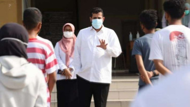 Wali Kota Probolinggo Hadi Zainal Abidin memberikan motivasi kepada para pelajar yang positif COVID-19 dan sedang dirawat di fasilitas isolasi terpusat Rumah Karantina Rusunawa Mayangan, Kota Probolinggo, Rabu, 9 Februari 2022.