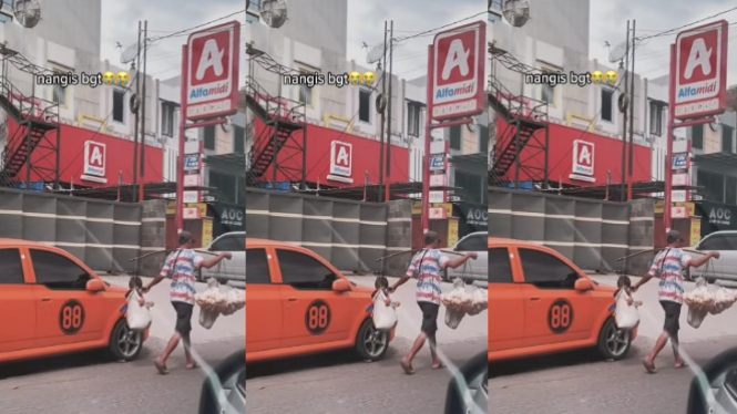 Viral Pedagang Keliling Berjualan Sambil Pikul Anak 