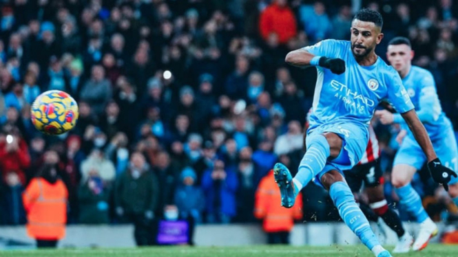 Riyad Mahrez mengeksekusi penalti