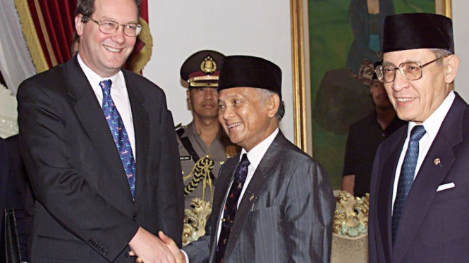 Menteri Luar Negeri Australia ketika itu Alexander Downer bersama dengan Presiden Indonesia BJ Habibie dan Menlu Ali Alatas di Jakarta. (Reuters: Enny Nuraheni)