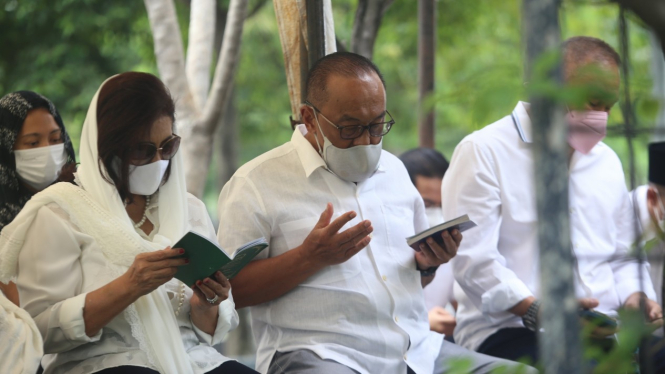 Ziarah Makam H. Achmad Bakrie