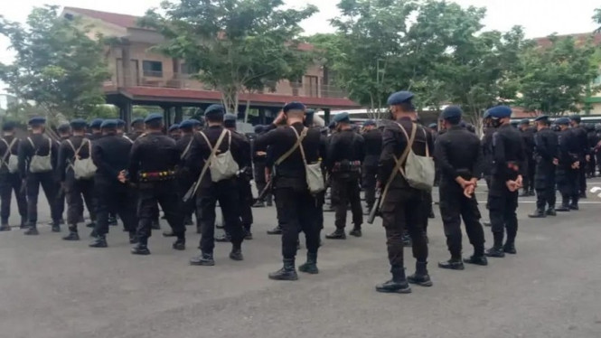 Aparat Kepolisian menggelar apel pengamanan ukur lahan di Desa Wadas Purworejo