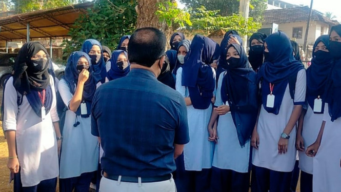 Siswi Muslim yang menggunakan hijab telah dilarang untuk masuk ke kelas di sejumlah sekolah di India. (AP: Bangalore News Photos)