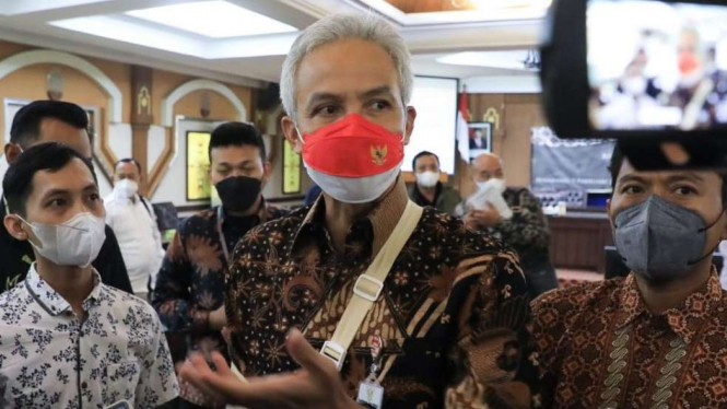 Gubernur Jawa Tengah Ganjar Pranowo (tengah).