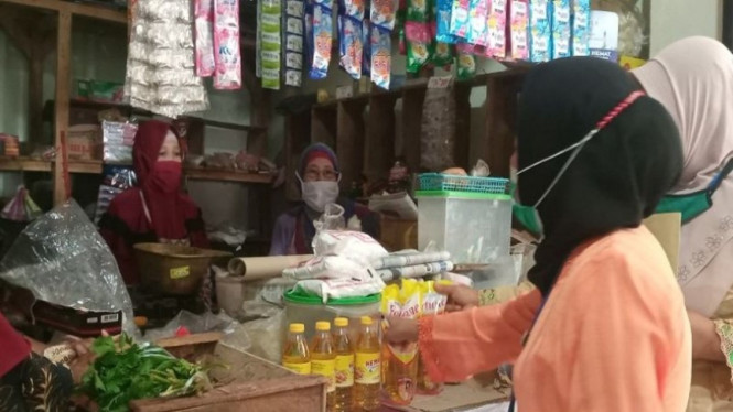 Pedagang sembako di pasar tradisional Kabupaten Batang, Jawa Tengah masih jual minyak goreng dengan harga lama.