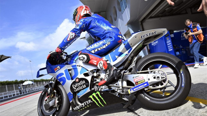 Pembalap Team Suzuki Ecstar, Alex Rins saat tes pramusim di Sepang.