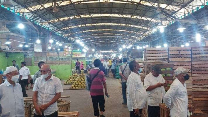 Aktivitas jual-beli di Pasar Induk Kramat Jati, Jakarta Timur.