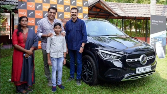 Karyawan dapat hadiah mobil Mercy dari bos.