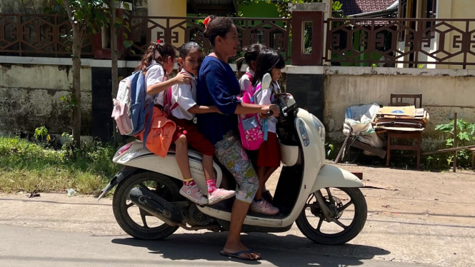 Ibu-ibu bonceng 4 anak di motor