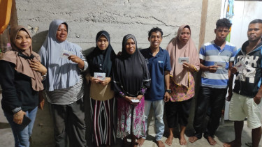 Petugas BRI penyalur bansos