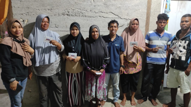 Petugas BRI penyalur bansos