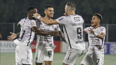 Para pemain Bali United merayakan gol. 