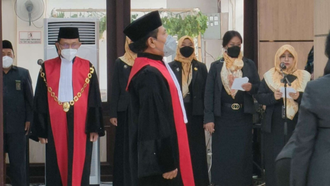 Ketua PN Surabaya yang baru, Rudi Suparmono, saat sertijab.