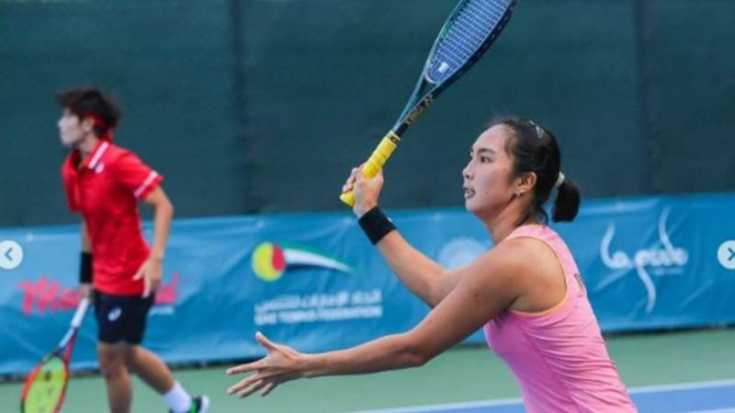 Petenis Indonesia, Aldila Sutjiadi (kanan) bersama Peangtarn Plipuech 