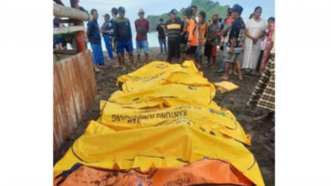 Kantong-kantong jenazah berisi jasad para korban ritual laut usai terseret ombak tinggi di Pantai Payangan, Desa Sumberejo, Kecamatan Ambulu, Jember, Jawa Timur, pada Minggu dini hari, 13 Februari 2022.