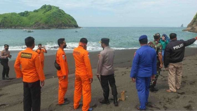 Tim SAR gabungan mencari korban tenggelam akibat terseret ombak di sekitar Panta Tim SAR gabungan mencari korban tenggelam akibat terseret ombak di sekitar Pantai Payangan di Kecamatan Ambulu, Kabupaten Jember, Jawa Timur, Minggu, 13 Februari 2022.