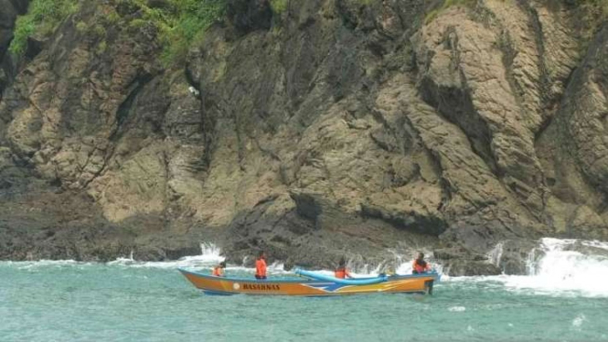 Tim SAR gabungan mencari korban tenggelam akibat terseret ombak di sekitar Pantai Payangan di Kecamatan Ambulu, Kabupaten Jember, Jawa Timur, Minggu, 13 Februari 2022.
