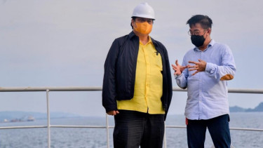 Menteri Koordinator Perekonomian AIrlangga Hartarto (kiri).