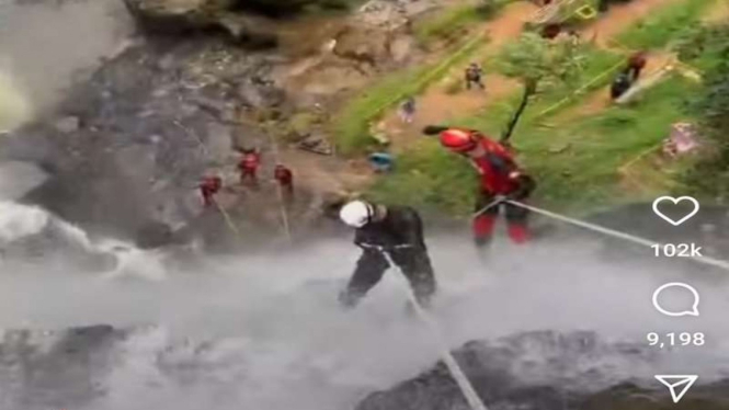 Gubernur Jawa Barat Ridwan Kamil melakukan Canyoneering di Curug Cikondang