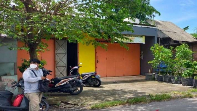 Seorang warga melihat langsung dari dekat rumah terduga teroris usai penggeledahan oleh Densus 88 Antiteror di Dukuh Ngunut, Desa Bentakan, Kecamatan Baki, Kabupaten Sukoharjo, Jawa Tengah, Senin, 14 Februari 2022.