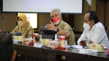 Gubernur Jawa Tengah Ganjar Pranowo (tengah)