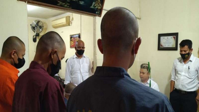 Lima tersangka pencurian kerupuk dengan nilai mencapai Rp17 juta