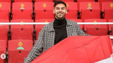 Sandy Walsh mengibarkan bendera Merah Putih.