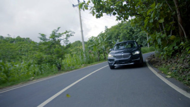 Mobil mewah di film mini seri Singkong Keju
