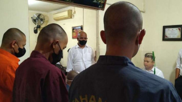 Lima tersangka pencurian kerupuk dengan nilai mencapai Rp17 juta saat diperiksa Reskrim Polres Payakumbuh.