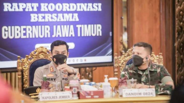 Kepala Polres Jember AKBP Hery Purnomo saat memberikan penjelasan tentang kasus tewasnya 11 pengikut ritual Pantai Payangan kepada Gubernur Jawa Timur Khofifah Indar Parawansa di Pendapa Wahyawibawagraha, Kabupaten Jember, Senin, 14 Februari 2022.