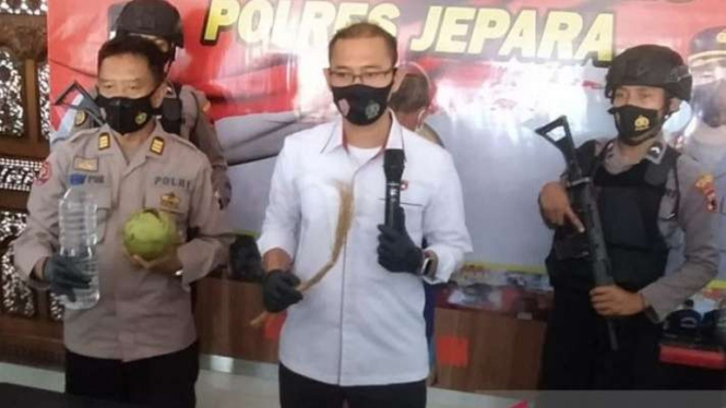 Kepala Satuan Reserse Kriminal Polres Jepara AKP Muhammad Fachrur Rozi bersama Kepala Subbagian Humas AKP Edy Purwanto menunjukkan barang bukti alat perdukunan saat konferensi pers, di Markas Polres Jepara, Senin, 14 Desember 2022.
