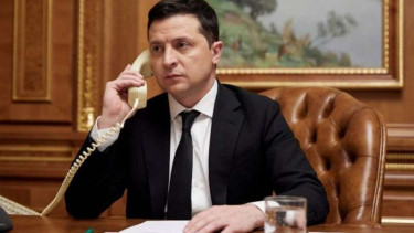 Presiden Ukraina Volodymyr Zelenskiy saat berbicara melalui telepon 