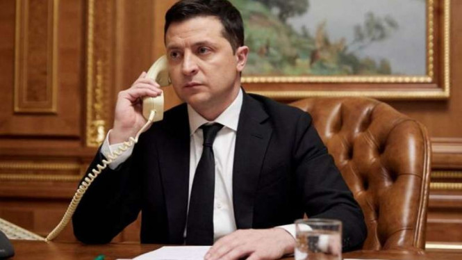 Presiden Ukraina Volodymyr Zelenskiy saat berbicara melalui telepon 