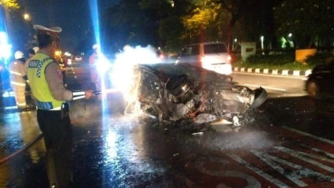 Honda Jazz yang tabrak pembatas jalas dan terbakar.