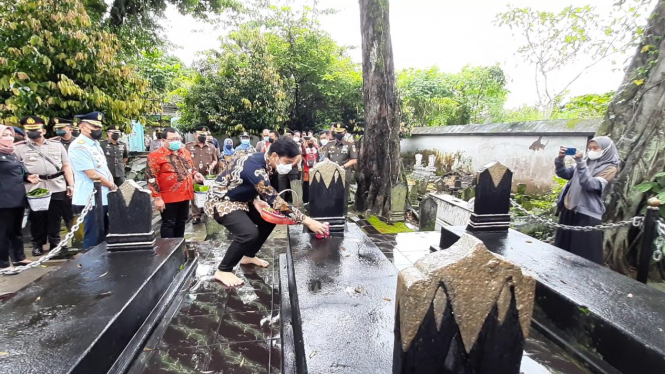 Gibran Rakabuming Raka Ziarah Makam Leluhur Raja-raja Mataram Islam