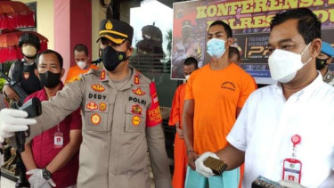 Polisi menunjukkan barang bukti pistol rakitan milik pelaku narkotika