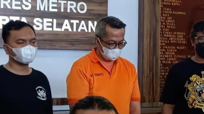 Pria paruh baya bak koboi di Pondok Indah ditangkap polisi.