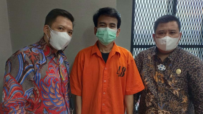 Adam Deni (tengah) pakai baju tahanan