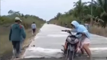 Viral Motor Emak-emak Masuk Jalan Cor yang Masih Basah 