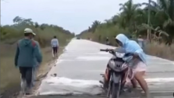 Viral Motor Emak-emak Masuk Jalan Cor yang Masih Basah 