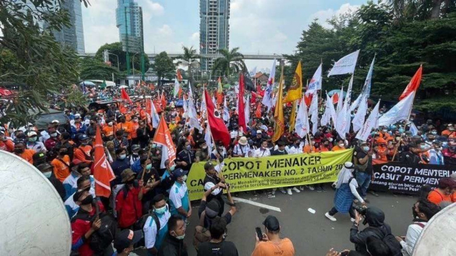 Ribuan buruh geruduk Kemenaker mengecam aturan JHT cair umur 56 tahun.