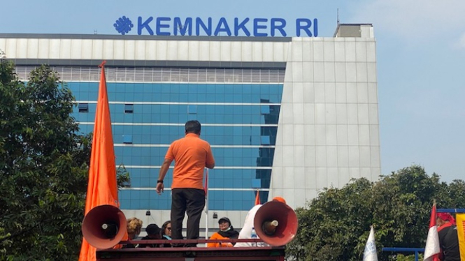 Demo buruh di kantor Kementerian Ketenagakerjaan.
