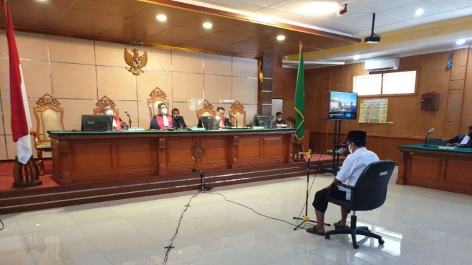 Herry Wirawan, terdakwa kasus asusila 13 santriwati, saat sidang.