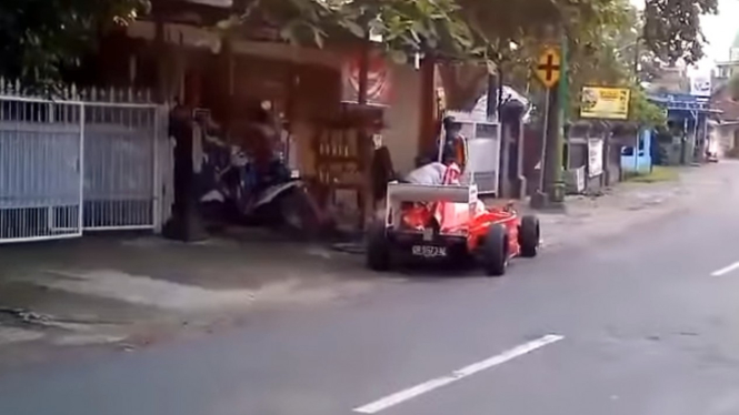 Tukang tambal ban kedatangan mobil unik