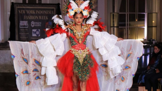 Batik Merak Ngibing Jawa Barat